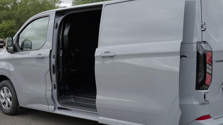 FORD TRANSIT CUSTOM 320 L2 DIESEL FWD 2.0 EcoBlue 150ps H1 Multicab Trail